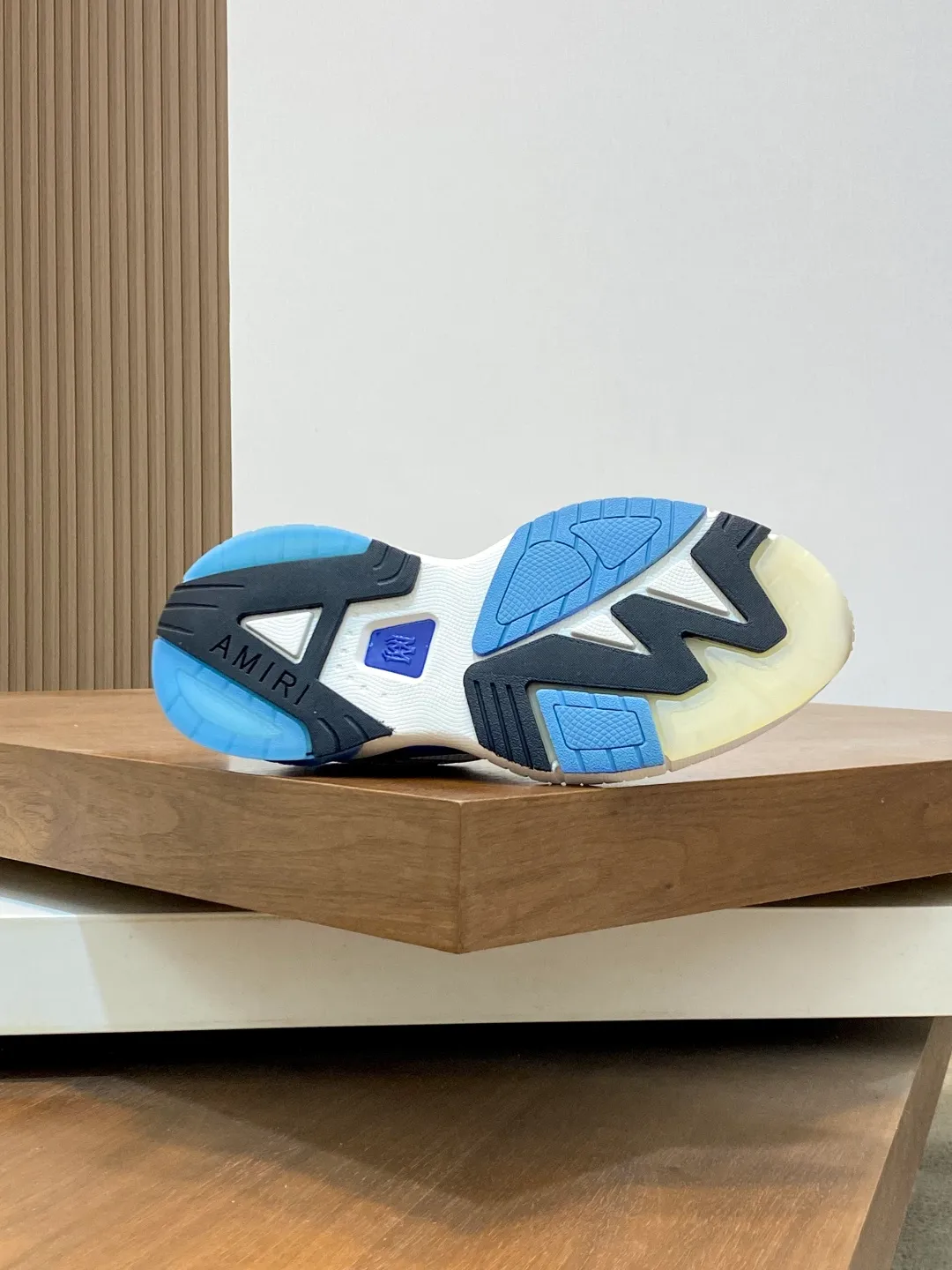 Men's shoes 💰740 AMIRI's new men's casual sports shoes, made of first-layer cowhide leather uppers and spliced ​​with original breathable mesh, rich in three-dimensionality, contrasting color design, simple style, fashionable and sporty, breathable mesh lining, original ultra-light outsole, a must-have item for daily leisure! Size: 38-45 (38, 45 customized)